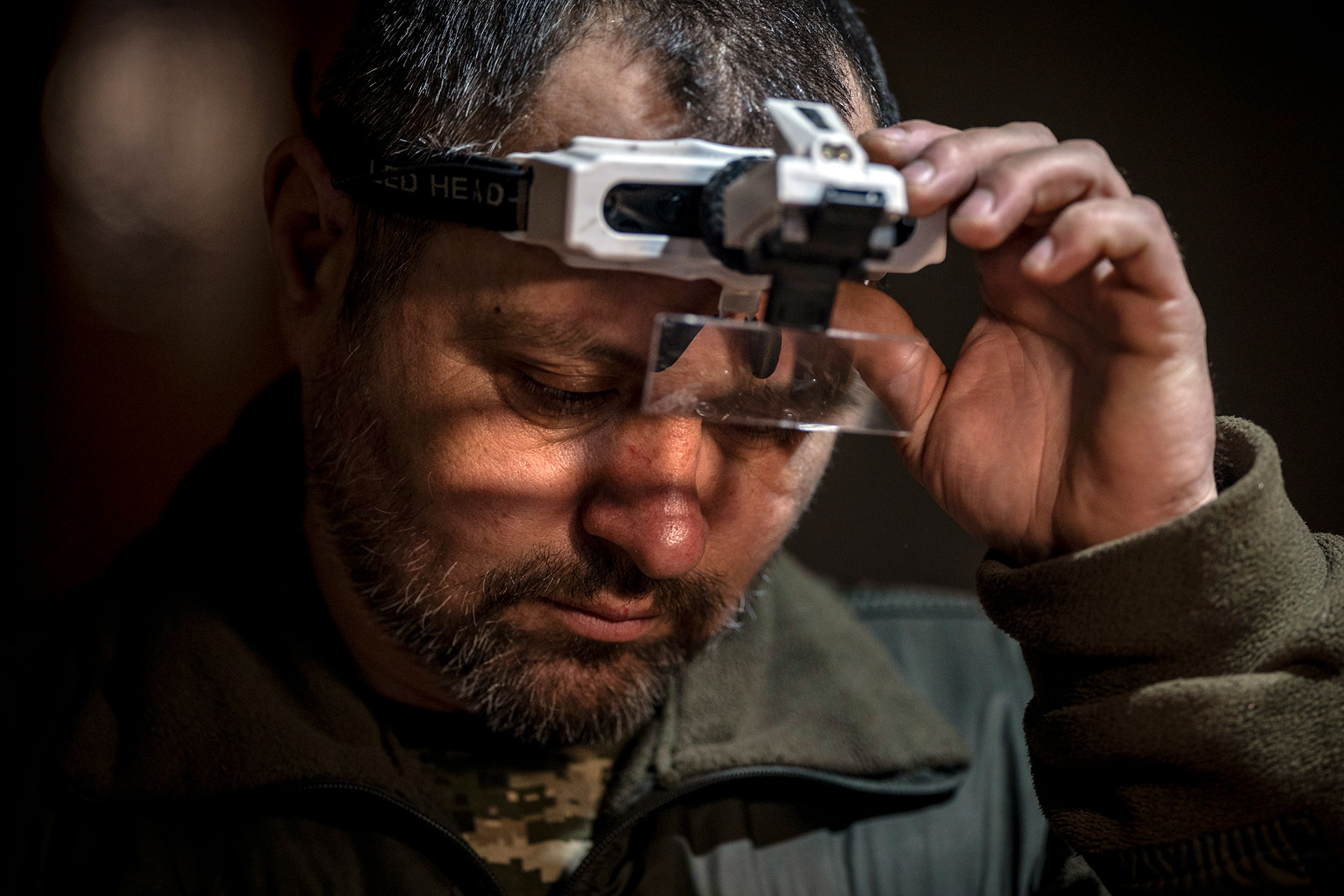 Технік працює над безпілотником FPV. Ці БПЛА можуть коштувати всього 500 доларів і можуть знищити багатомільйонне обладнання.